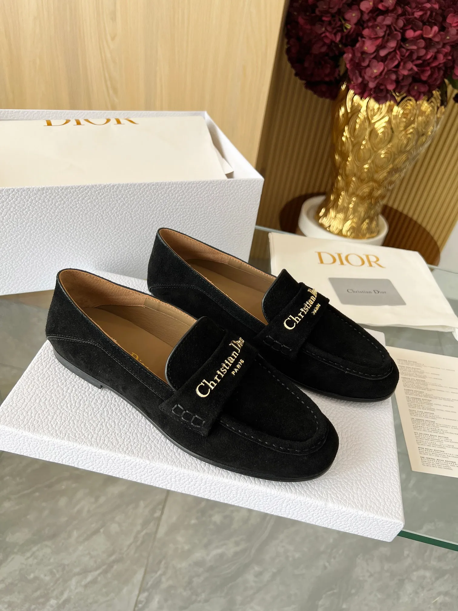 👟👟Ex-factory price 560👟👟 Dior's new spring and summer ultra-light series loafers are brand new. The layout strives to create fashionable classic items. New products created at the first major show of Paris Fashion Week. The inspiration is cleverly combined by D's chief designer on the perfect shoe shape. Paired with brand buckles, it is even more fashionable! Original version, perfect and exquisite workmanship!  ✔️Upper: original fabric ✔️Inner lining: imported sheepskin lining ✔️Sole: Italian genuine leather outsole ✔️Size: #35-41 (40 41 customized items are not returnable)